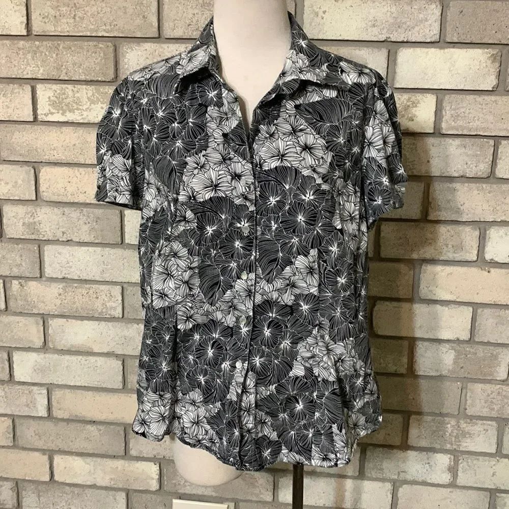3for$20 button front floral Xl runs on smaller side